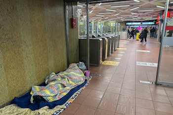 Una persona sin hogar duerme