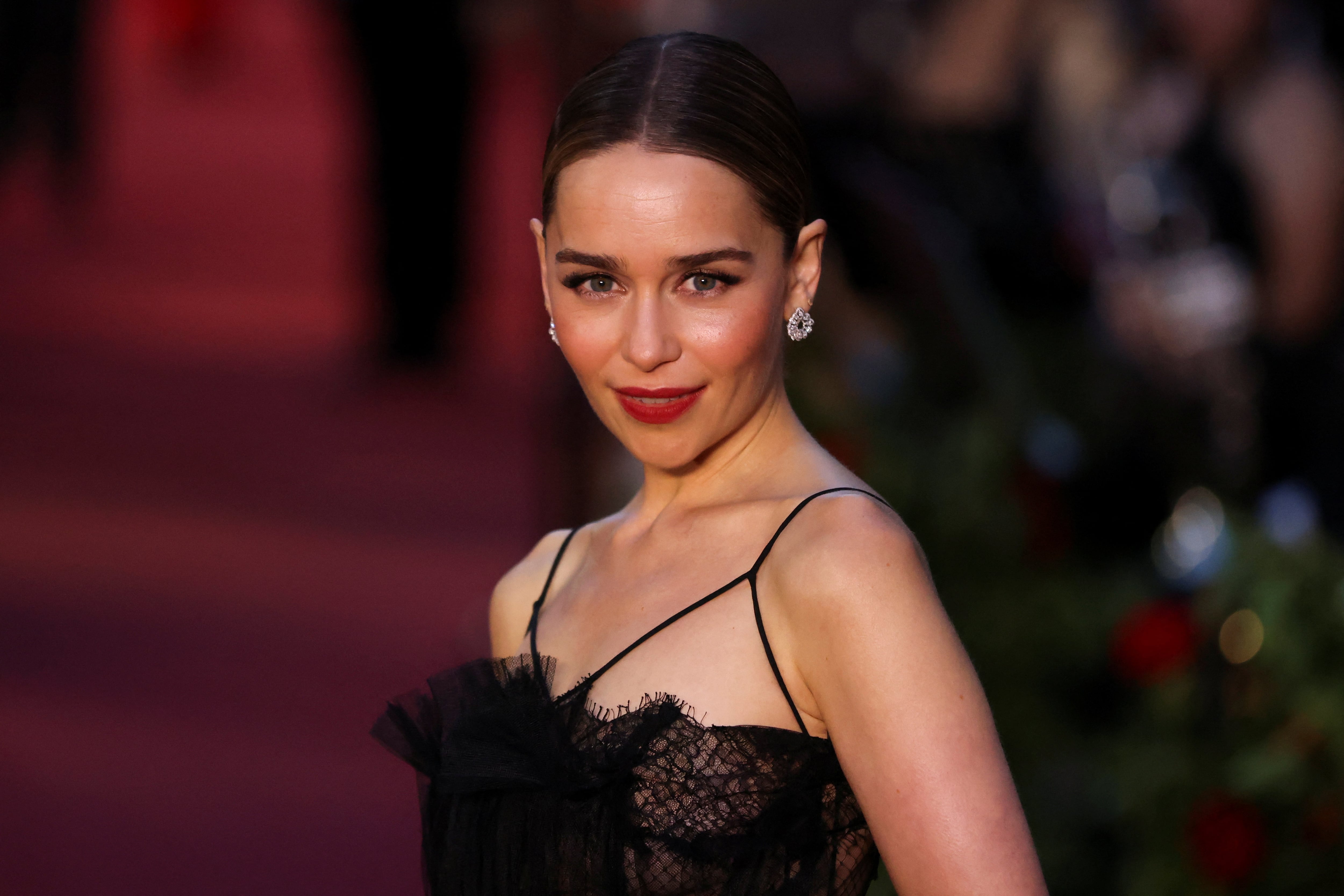 Emilia Clarke encontró refugio en los libros durante la pandemia mientras atravesaba el duelo familiar. (REUTERS/Hollie Adams)
