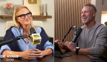 Mel Robbins con gafas y el doctor Mark Hyman sonriente sentados frente a micrófonos de estudio en una pantalla dividida