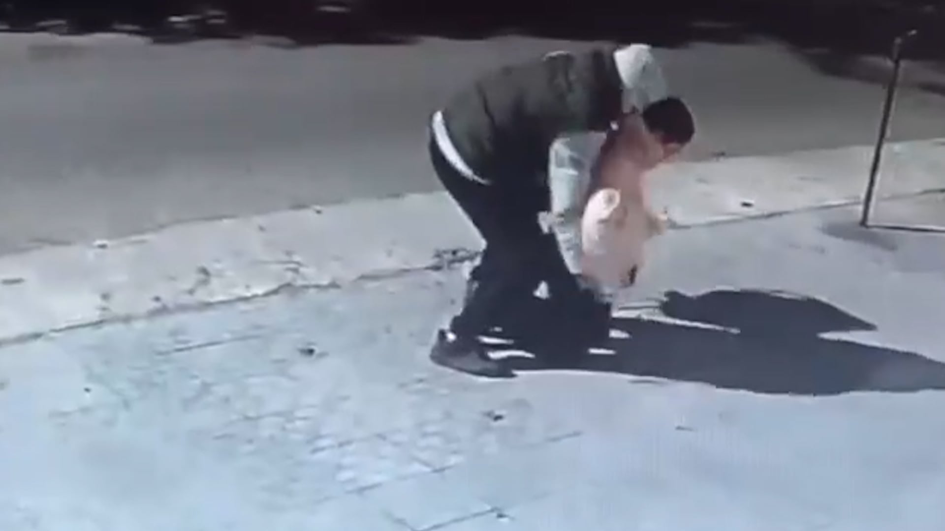 El robo al niño ocurrió el jueves pasado por la mañana. El hecho quedó grabado por una cámara de seguridad