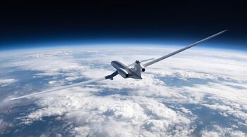 Aeronave experimental blanca con alas largas y delgadas vuela sobre capas de nubes, con la curvatura de la Tierra y el cielo oscuro al fondo.
