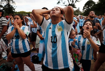 Simpatizantes de Argentina viendo el partido en pantalla callejera (REUTERS/Agustin Marcarian)