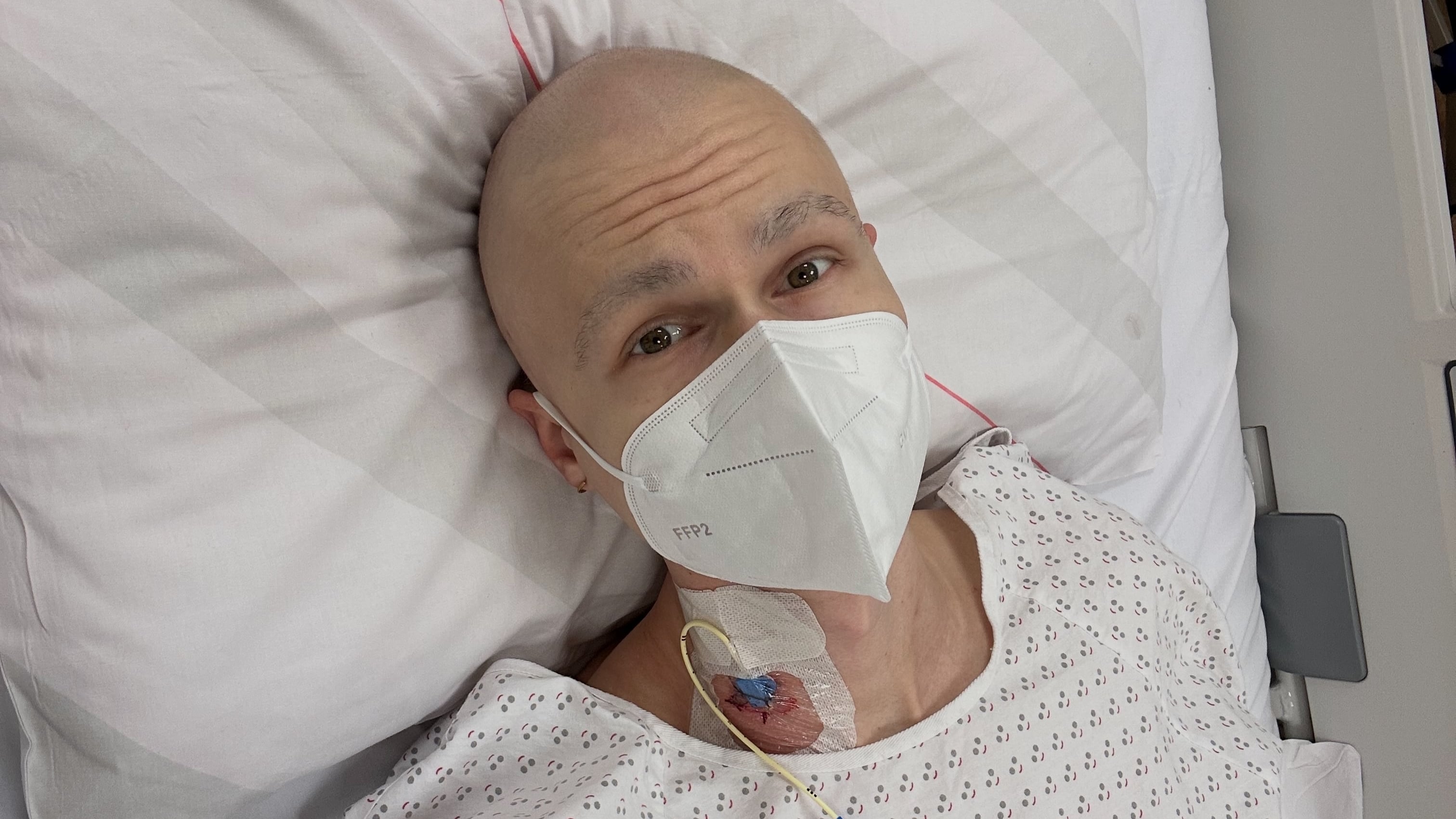 Leif Bent, músico alemán de 28 años con leucemia mieloide aguda, se volvió viral al interpretar Heavy Smile desde su cama de hospital (@Leifbent)