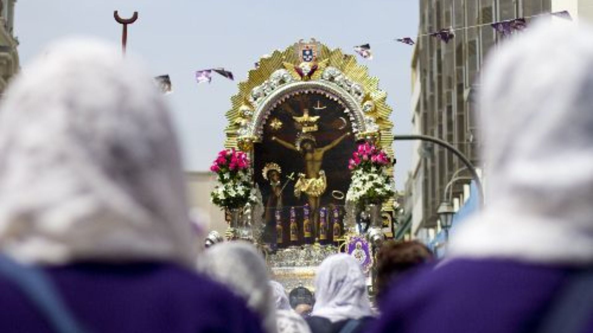 El Señor de los Milagros en uno de sus recorridos por las calles de Lima (Foto: Andina)