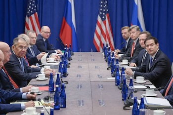 Fotografía tomada de la cuenta oficial en X del Ministerio de Relaciones Exteriores de Rusia, @mfa_russia, que muestra al canciller ruso, Serguéi Lavrov (c-i), y al secretario de Estado de Estados Unidos, Marco Rubio (c-d), durante una reunión este miércoles, en Nueva York (Estados Unidos). EFE/ @mfa_russia