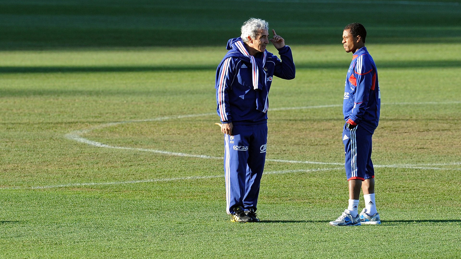 Domenech eligió capitán a Evra en lugar de Gallas (Photo by Franck FIFE / AFP)