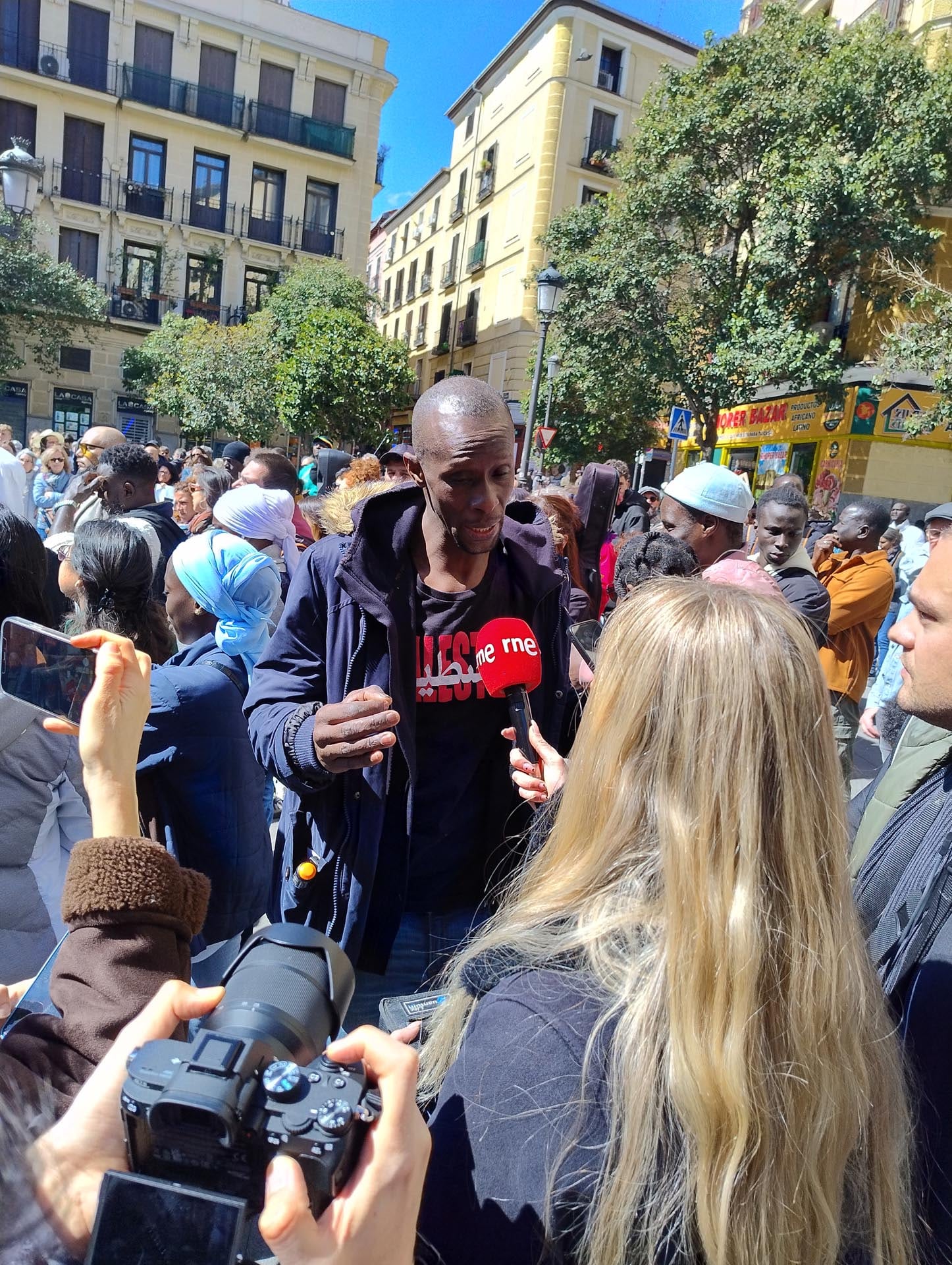 Serigne Mbaye fue entrevistado en Lavapies por la televisión española y anunció que va a denunciar el accionar policial