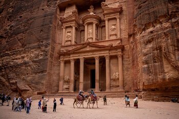 En Petra, Jordania, la antigua ciudad nabatea en el desierto de Jordania, se produjo uno de los descubrimientos más notables de 2024 (Reuters)