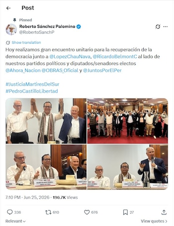 Cuatro fotografías. Dos muestran a grupos de personas con las manos levantadas. Las otras dos, a hombres sentados en una mesa con micrófonos