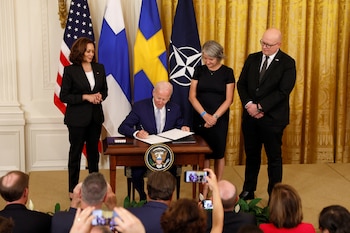 Foto de archivo: Kamala Harris junto a Joe Biden firmando documentos que respaldaban la adhesión a la OTAN de Finlandia y Suecia. (REUTERS/Evelyn Hockstein)