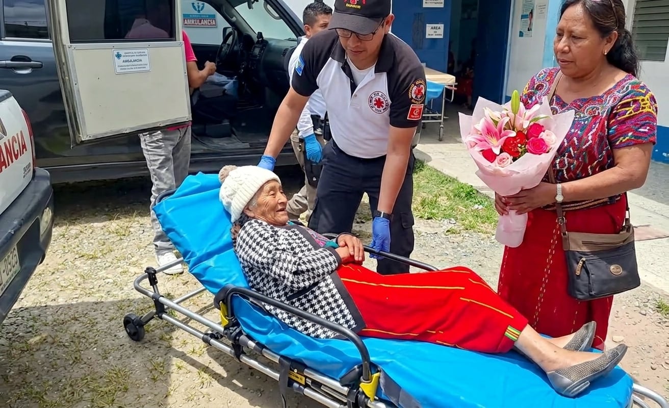Juana Santiago Chel fue llevada en ambulancia a la residencia de su hermana Elena, quien le dará