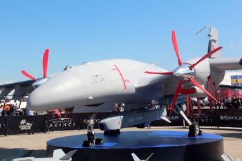 El Bayraktar TB2, una aeronave no tripulada pero armada con misiles, desarrollada por Turquía, se ha convertido en la estrella de la exportación turca, con efectos geopolíticos en toda la región. El aparato, un avión monomotor con una característica aleta triangular en la cola, es el producto principal de la empresa Baykar, fundada en 1984 por el ingeniero Özdemir Bayraktar, fallecido la semana pasada, y dirigida por sus hijos Haluk y Selçuk. En la imagen, un dron modelo Akinci durante la feria Teknofest, el pasado 24 de septiembre. EFE/ Ilya U. Topper