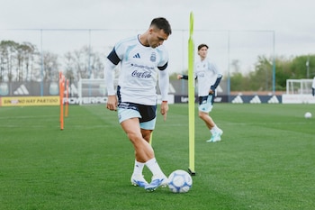 Lautaro Martínez con pelota en el entrenamiento de la Selección (afa.com.ar)