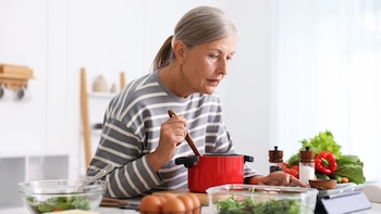 Menopausia y alimentación: “Dietas de moda y propuestas no personalizadas suelen dificultar la adopción de hábitos duraderos”