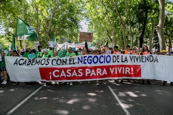 Vecinos de Madrid durante una manifestación en defensa del derecho al acceso a la vivienda, este año. (Ricardo Rubio/Europa Press)