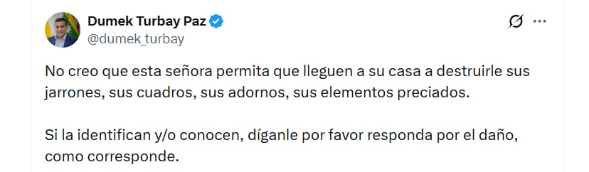 Alcalde de Cartagena busca a mujer señalada de tumbar una estatua en la Plaza de la Trinidad - crédito @dumek_turbay / X