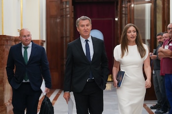 Alberto Núñez Feijóo, presidente y candidato del PP en las elecciones generales, junto a Miguel Tellado y Ester Muñoz en el Congreso. (PP)