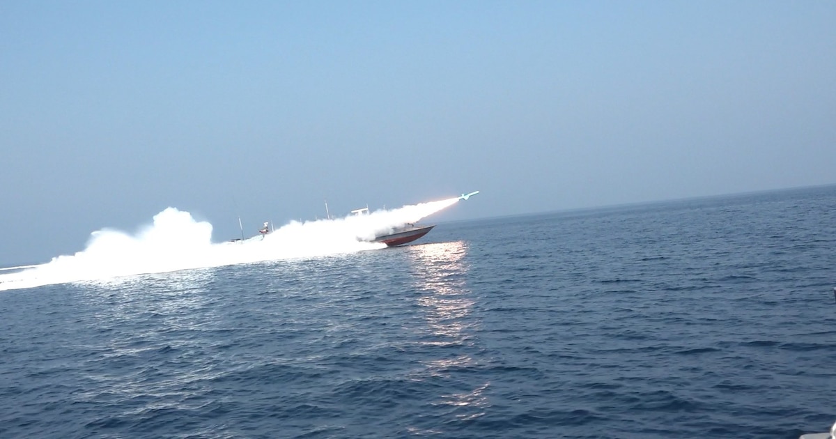 ESTRECHO DE ORMUZ: Irán dispara contra petrolero en ruta crítica