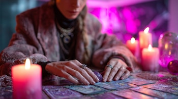 Tarotista esotérico, adivinación espiritual, cartas del tarot, lectura mística – (Imagen Ilustrativa Infobae)