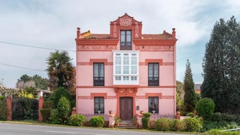 La joya oculta de Asturias: sale a la venta por 280.000 euros una histórica casa con suelos diseñados por Gaudí