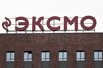 El logo de Eksmo, la mayor editorial de Rusia, en lo alto de su sede central en Moscú, el 21 de abril de 2026. Fundada en 1991, Eksmo lidera el mercado del libro ruso tanto en literatura infantil como para adultos. (Igor Ivanko/AFP)