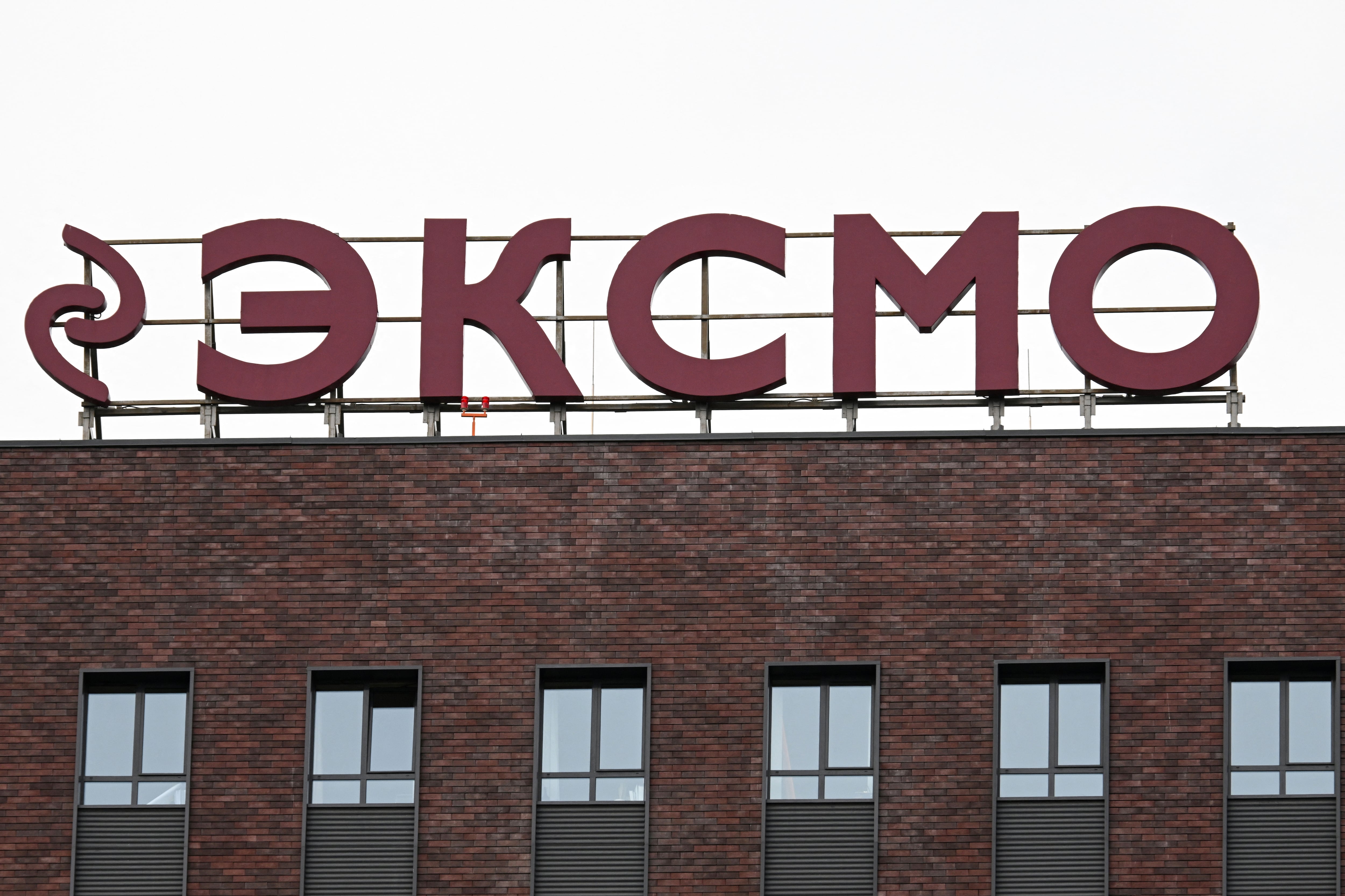 El logo de Eksmo, la mayor editorial de Rusia, en lo alto de su sede central en Moscú, el 21 de abril de 2026. Fundada en 1991, Eksmo lidera el mercado del libro ruso tanto en literatura infantil como para adultos. (Igor Ivanko/AFP)