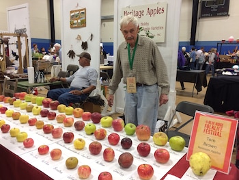 Tom Brown se dedica a