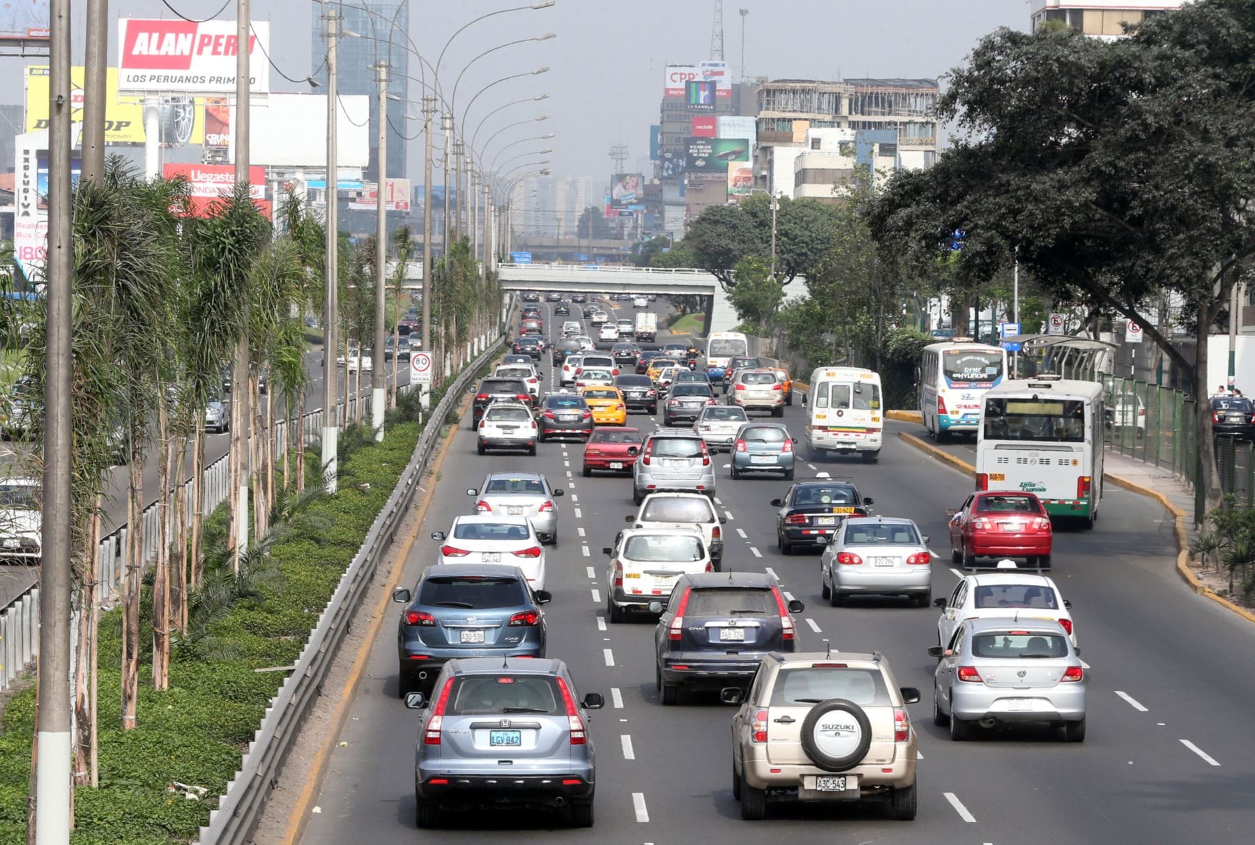 Vehículos de más de 15 años causan el 60 % de la contaminación del aire en Lima, según AAP