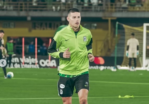 James Rodríguez haciendo su primer calentamiento vestido con la camiseta de Atlético Nacional - crédito @nacionaloficial/Instagram