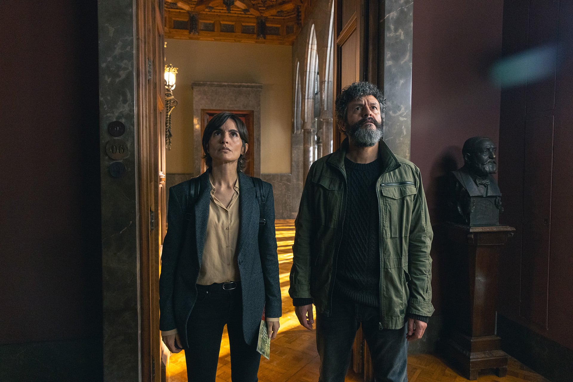 La serie 'Ciudad de sombras' en Netflix sitúa a la Barcelona modernista y la arquitectura de Gaudí en el centro de un thriller policíaco. (Crédito: Lucia Faraig/Netflix © 2024)