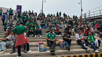 Asistentes al partido esperan en las escaleras antes de su acceso (Luz Coello/Infobae México)