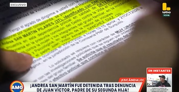 Un documento oficial con líneas resaltadas en amarillo y texto impreso, mostrado frente a una cámara de televisión con rótulos en pantalla