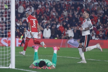 AMDEP1544. BUENOS AIRES (ARGENTINA), 26/08/2026.- Franco Fagúndez (i) de Santa Fe celebra un gol este miércoles, en un partido de la Copa Sudamericana entre River Plate y Santa Fe en el estadio Monumental, en Buenos Aires (Argentina). EFE/ Juan Ignacio Roncoroni