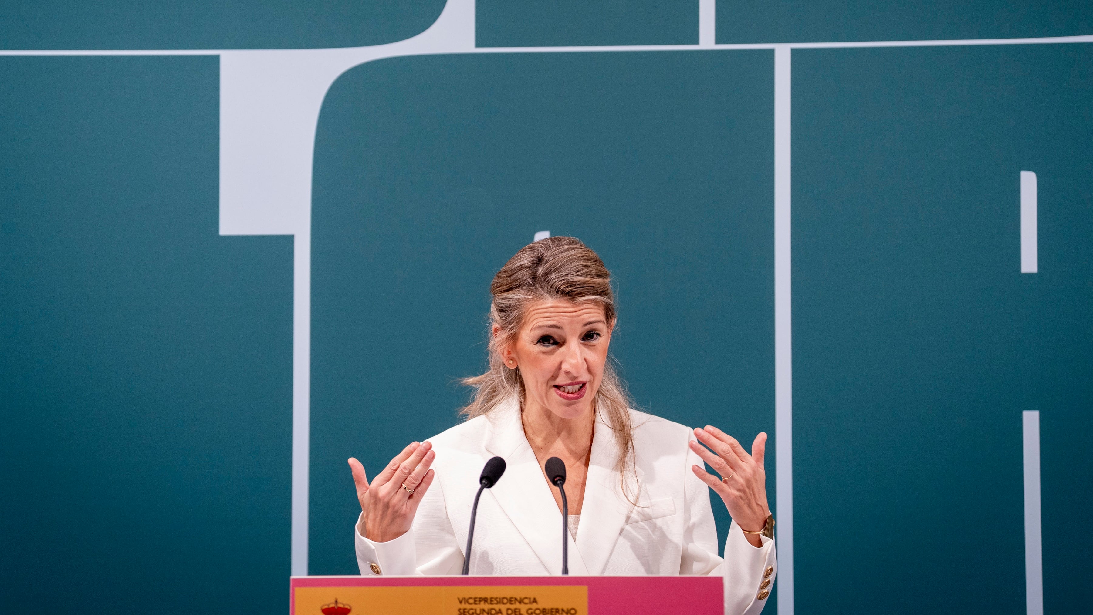 Acuerdo entre Gobierno y sindicatos para la subida del salario mínimo en 2026: 1.221 euros al mes