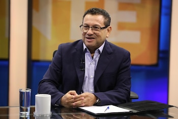 El ministro de Trabajo y Previsión Social de El Salvador durante una entrevista televisiva en la que anunció el pago de más de $10 millones en indemnizaciones a extrabajadores del Hospital Rosales (Cortesía: @PrensaMiTrabajo).