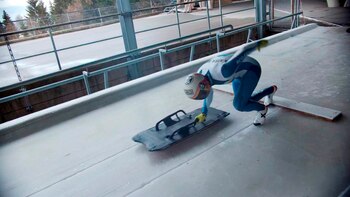 Ander Mirambell, primer atleta ol�mpico de skeleton de Espa�a, se prepara para hacer una bajada durante los entrenamientos previos a la celebraci�n este jueves de la primera Copa de Espa�a de skeleton, en Igls (Austria). EFE/Federaci�n Espa�ola de Deportes de Hielo