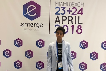 Tiene 18 años, es el profesor más joven de la historia y enseña ingeniería a alumnos de su edad