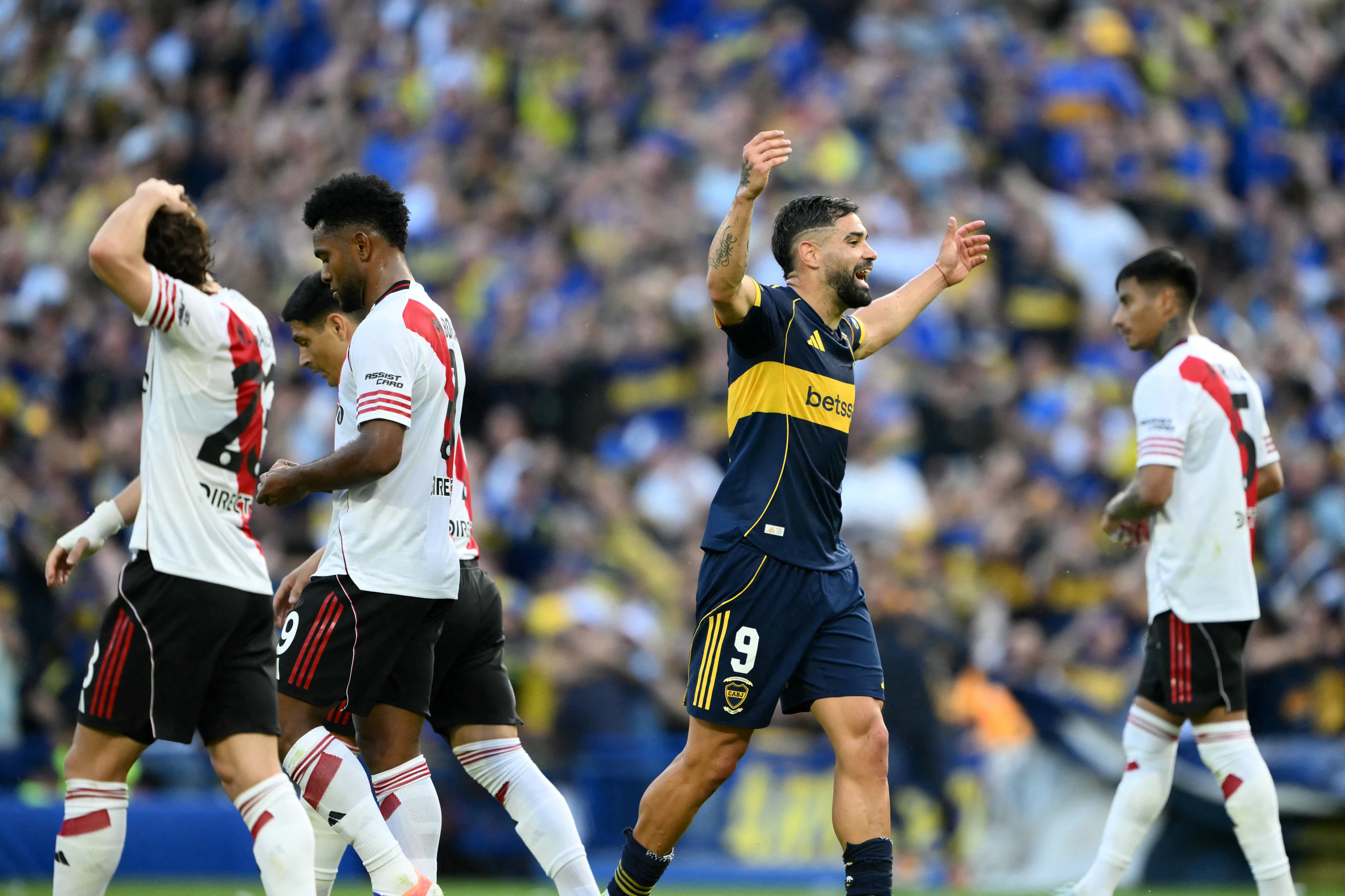 El festejo de Milton Giménez tras el triunfo de Boca ante River el pasado 9 de noviembre (Photo by Luis ROBAYO / AFP)