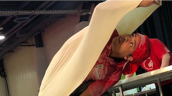 Equilibrando la masa gigante: Ezequiel Ortigoza dejó impresionado al jurado