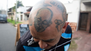 La muerte del Indio Solari, en vivo: con una hora de antelación, comenzó el velatorio y miles de fanáticos despiden al mítico músico