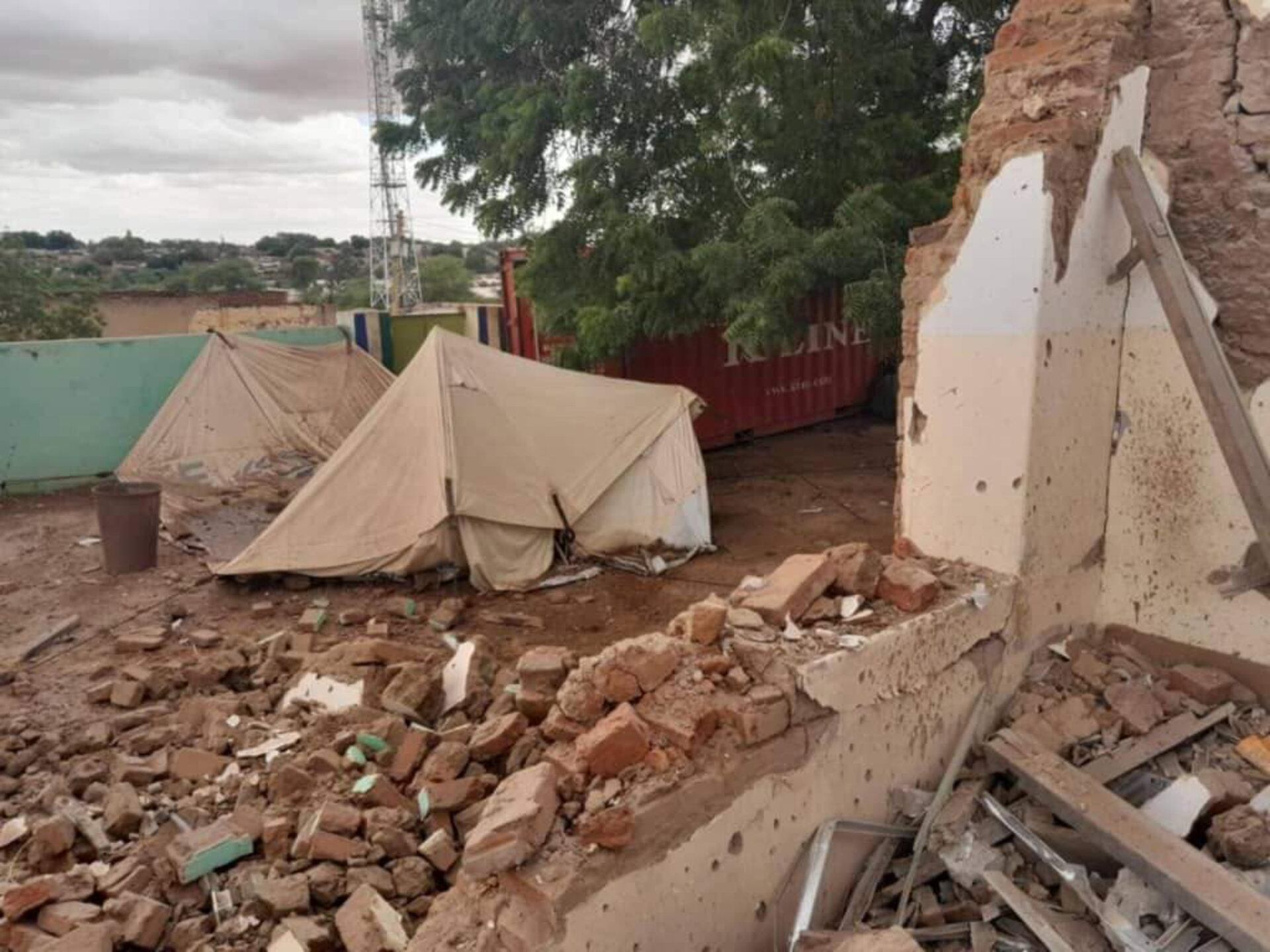 Daños materiales en un centro de salud en la ciudad de El Fasher, capital de Darfur Norte, tras un ataque de las paramilitares Fuerzas de Apoyo Rápido (RSF) en el marco del conflicto en Sudán. Europa Press/Contacto/North Darfur State's Health