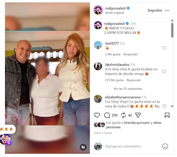 Tres personas posan para una fotografía: un hombre calvo con chaqueta denim, una persona con rostro difuminado, y una mujer rubia con blusa blanca