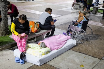 Personas en la calle en Caracas intentan comunicarse con sus allegados tras los sismos (EFE/ Rayner Peña R.)