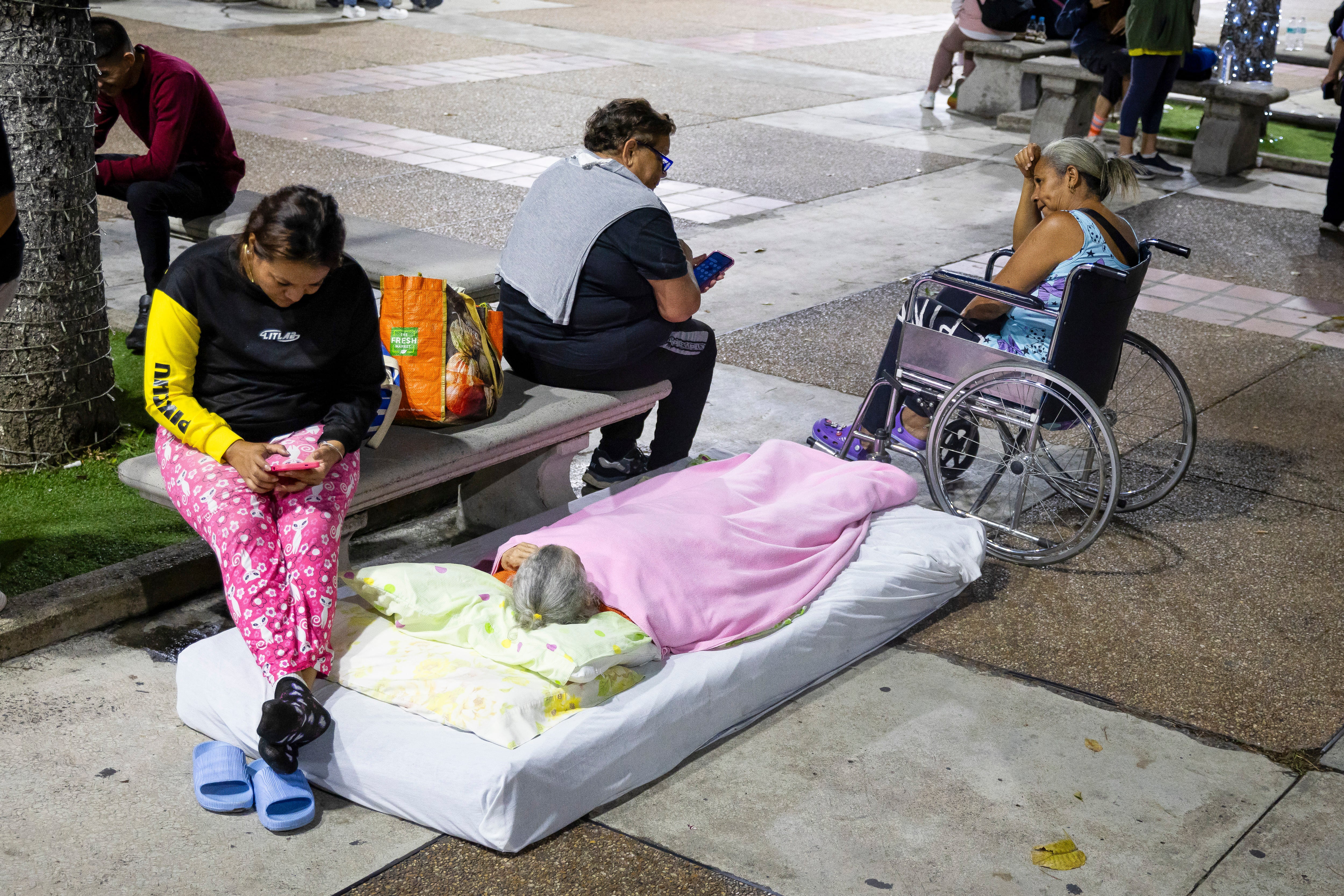 Personas en la calle en Caracas intentan comunicarse con sus allegados tras los sismos (EFE/ Rayner Peña R.)