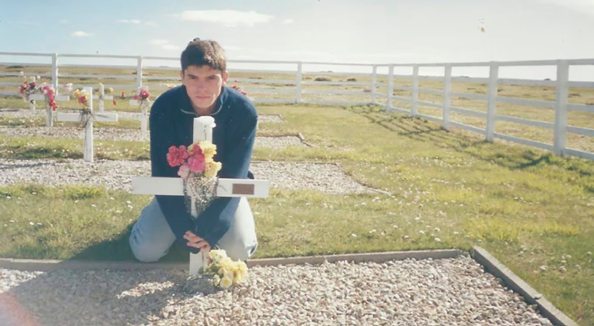 Santiago Martella en uno de los cuatro viajes que hizo a las islas Malvinas a los 18 años junto a la tumba de su padre