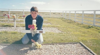 Santiago Martella en uno de los cuatro viajes que hizo a las islas Malvinas a los 18 años junto a la tumba de su padre