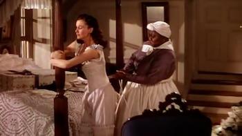 Scarlet y Mammy ciñendo un