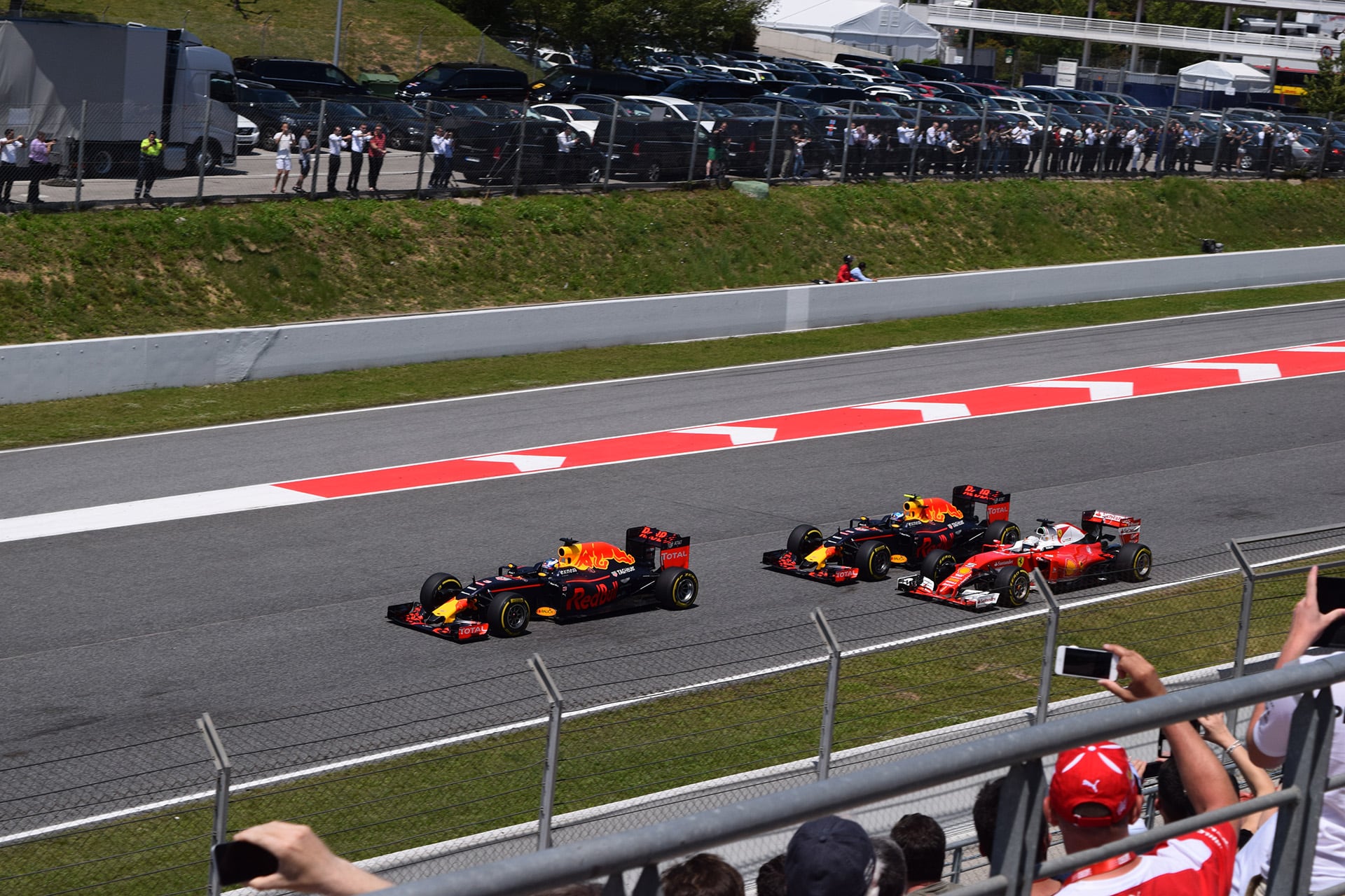 Red Bull dividió las estrategias: Daniel Ricciardo realizó tres paradas y Max Verstappen solo dos en el Gran Premio de España