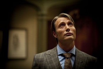 Mads Mikkelsen comiendo carne en 'Hannibal' (Filmin)