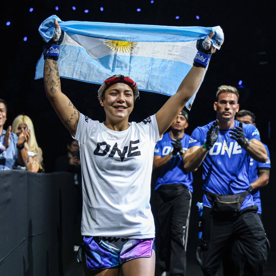 La argentina entrena tres veces al día en Pattaya y busca consolidar su carrera internacional dentro de la franquicia (@siamboxing)